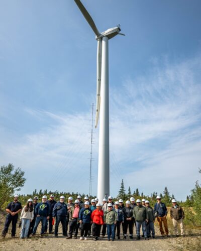 Nergica_Carrieres-1 Équipe à coté d'une éolien
